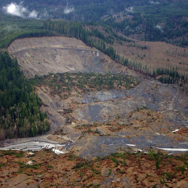 https://upload.wikimedia.org/wikipedia/commons/8/84/2014_Washington_Landslide.jpg